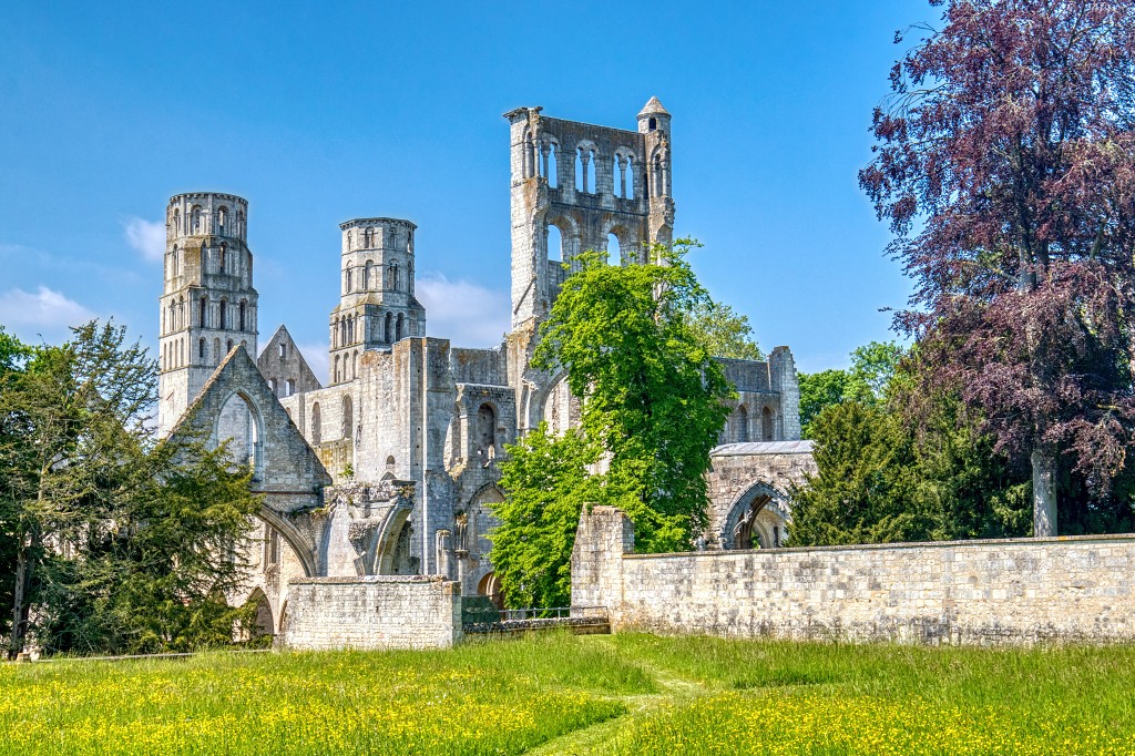 hdr abdij van Jumieges abbaye ruine religie religion rooms katholiek kerkfotografie kerk basiliek kathedraal Jumièges erfgoed christus maria
